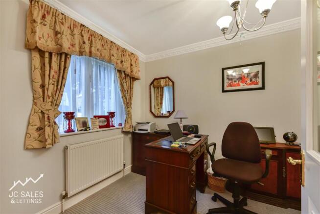 4 bed House for sale Image 12