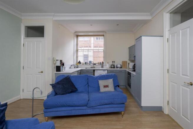 2 bed Apartment to rent Image 5