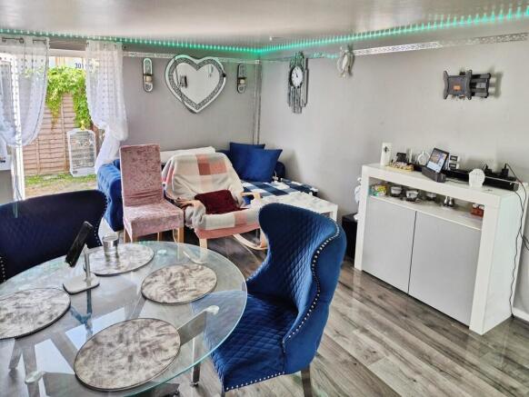 85cd1801-Lounge 2...