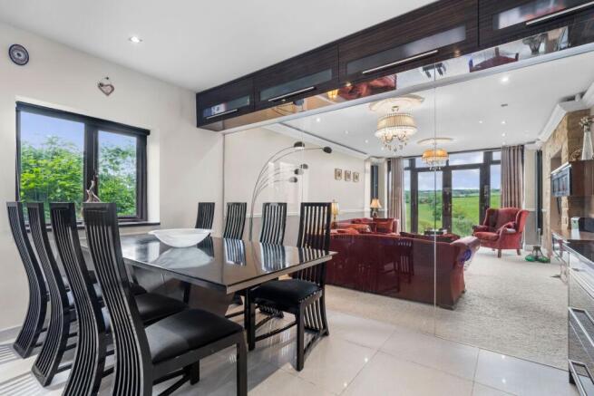5 bed Detached for sale Image 6