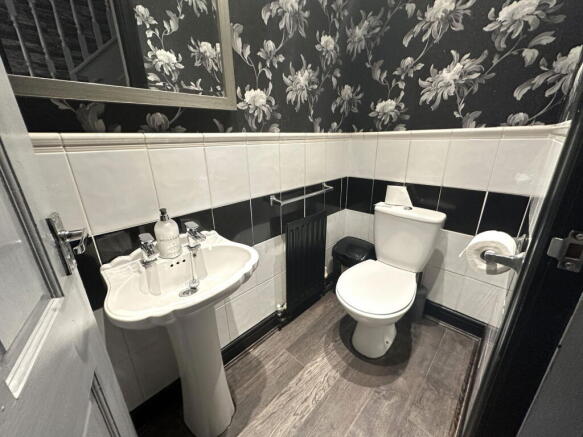 6 bed Detached for sale Image 7