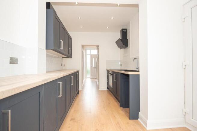 5 bed Semi-Detached to rent Image 8