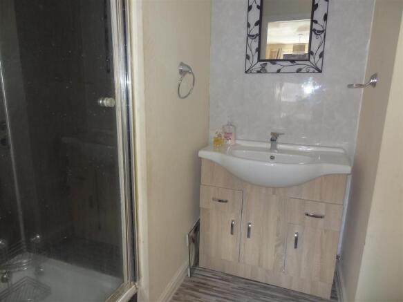EN-SUITE SHOWER ROOM