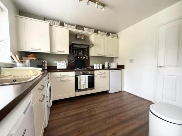 4 bed House for sale Image 7
