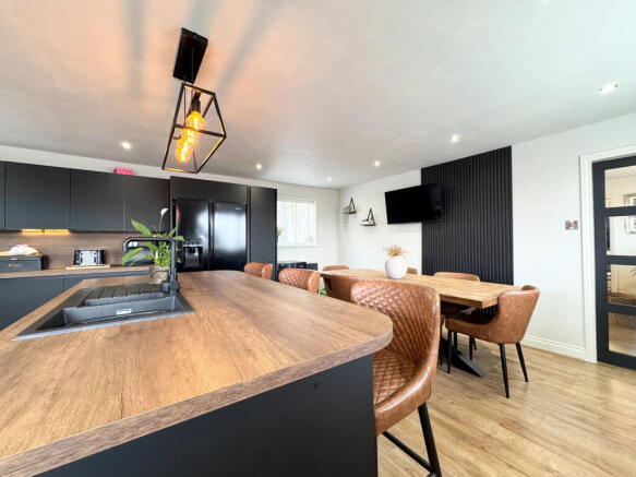 4 bed Detached for sale Image 5