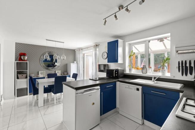 4 bed Detached for sale Image 7