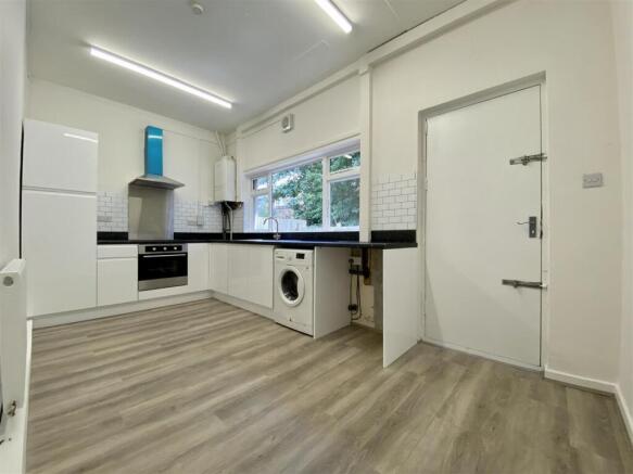 3 bed Terraced to rent Image 2