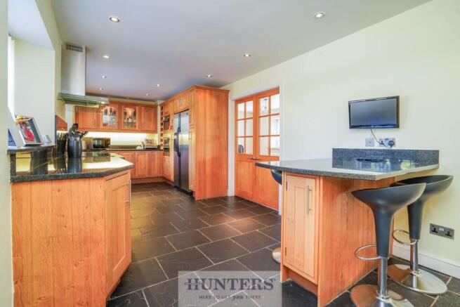 5 bed Detached for sale Image 4
