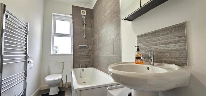 2 bed Terraced to rent Image 8