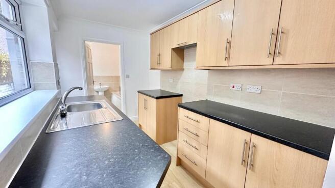 2 bed Terraced to rent Image 4