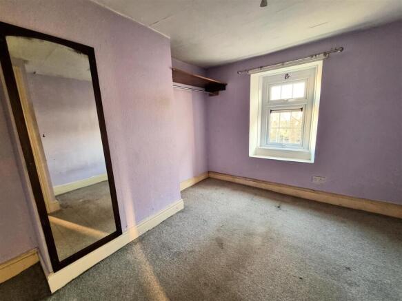 6 Queens Square - Bedroom 1.jpg