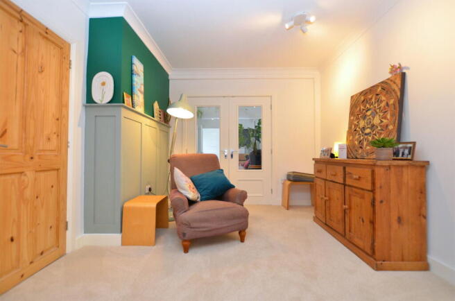 Extended, family home - 20 Kings Avenue, King's Lynn PE30 5NS photo 4