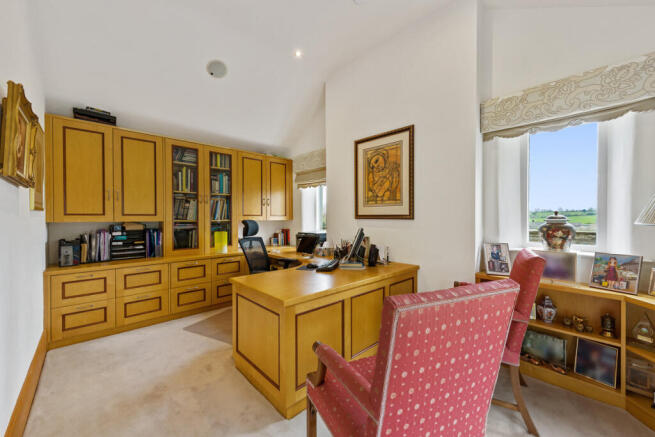 4 bed Detached for sale Image 10