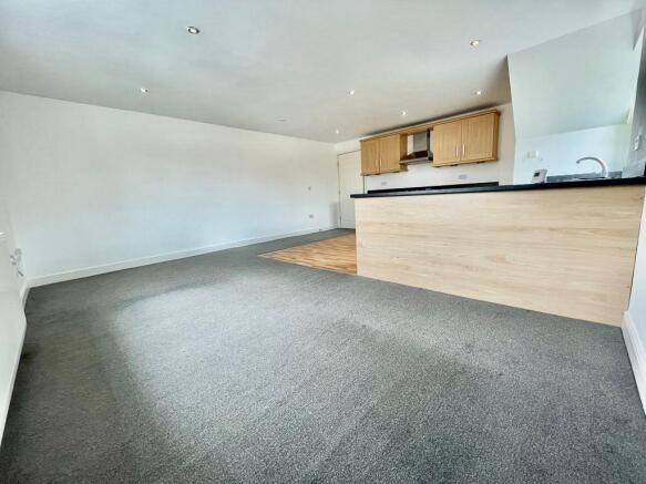 2 bed Apartment to rent Image 4