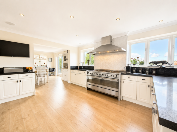 6 bed Detached for sale Image 9