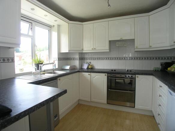 FITTED KITCHEN