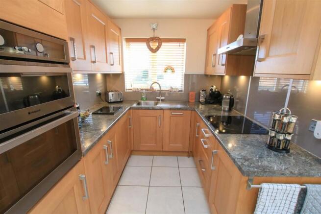 FITTED KITCHEN