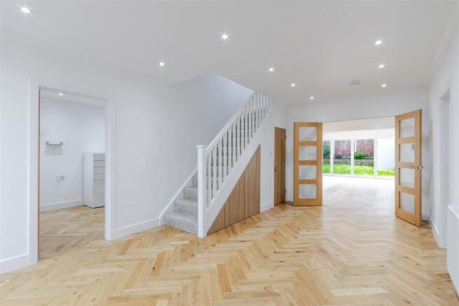 Burford Close, Ickenham, UB10 photo 3