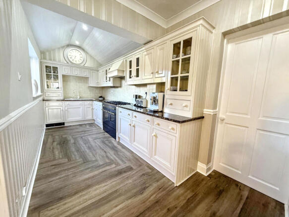 4 bed Semi-Detached for sale Image 4