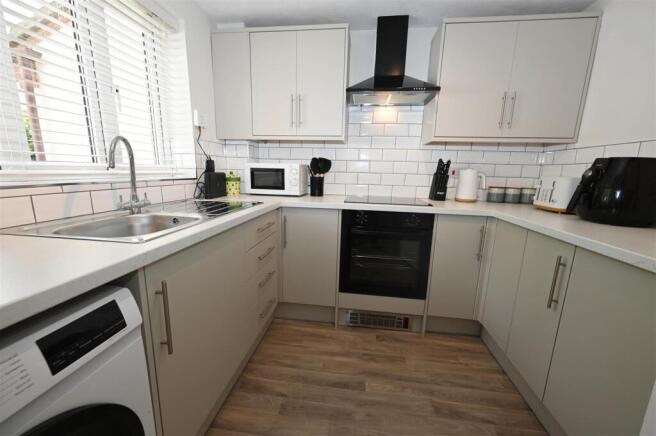 2 bed Terraced to rent Image 5