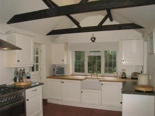 FULLY FITTED COTTAGE STYLE KITCHEN