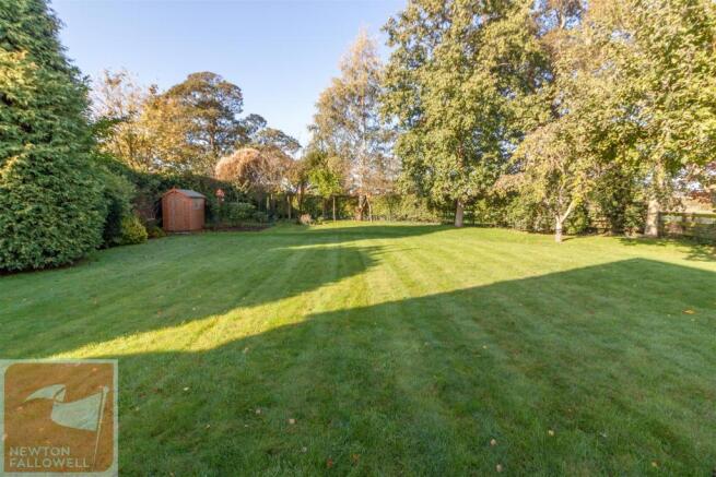 SIDE GARDEN