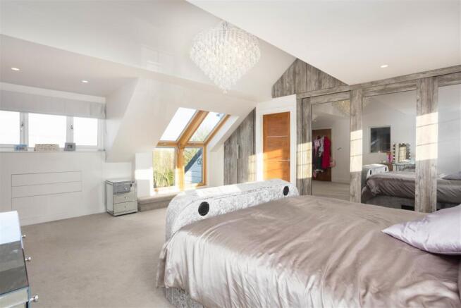 5 bed Detached for sale Image 7