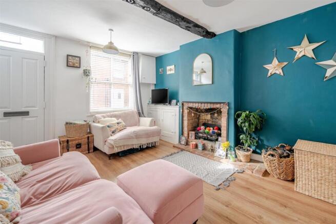 24 Watling Street East, Towcester (1).jpg