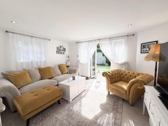 REAR LOUNGE
