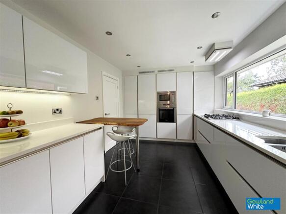 4 bed Detached Bungalow for sale Image 10