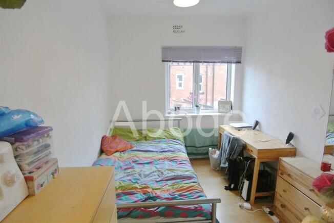 5 bed House to rent Image 5