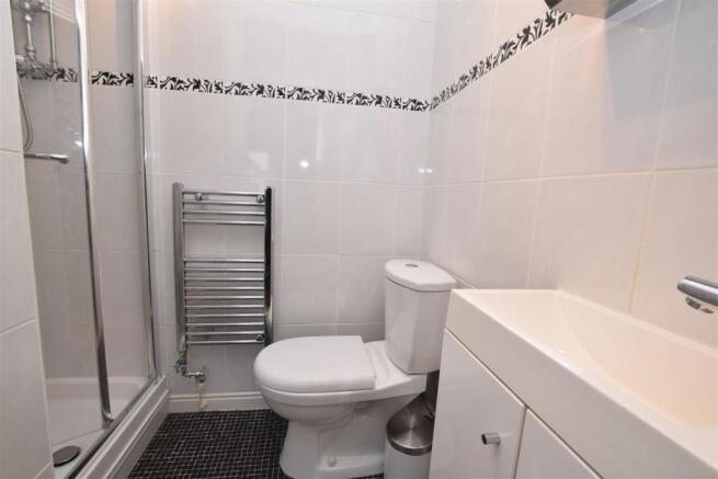 EN-SUITE SHOWER ROOM