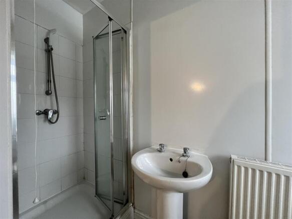 1 bed Ground Flat to rent Image 6