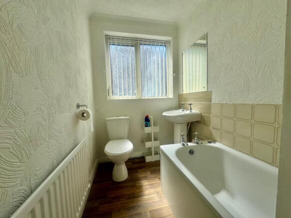 2 bed Semi-Detached Bungalow to rent Image 6