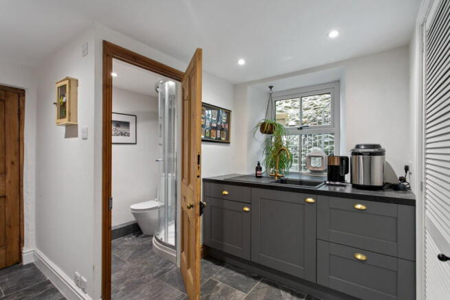 5 bed Detached for sale Image 9