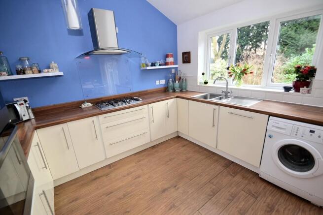 Kitchen (view 2)