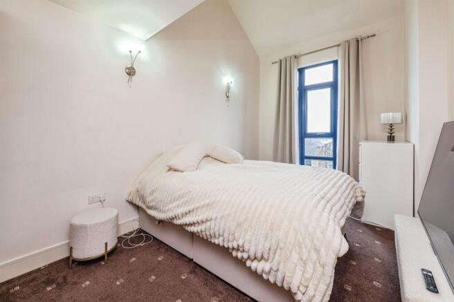 2 bed Penthouse for sale Image 5