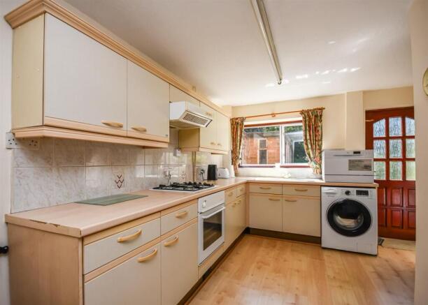 156 Westacre Crescent-7.jpg