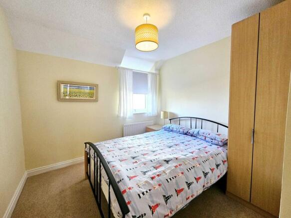 3 bed Flat for sale Image 12