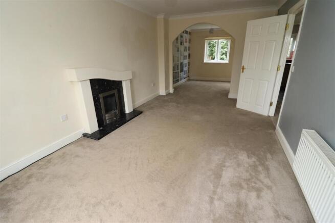4 bed House to rent Image 5