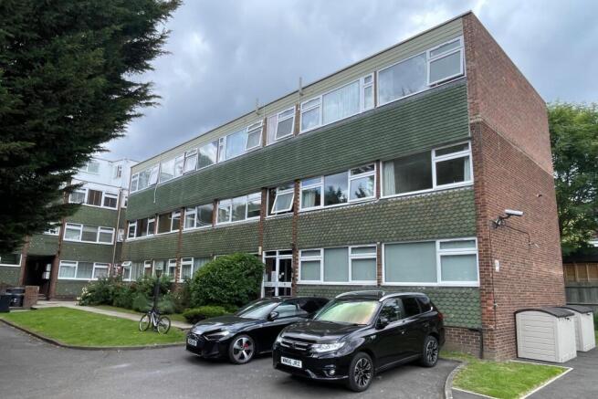 3 Valley Court, 38 Cavendish Avenue, Woodford Green, Essex, IG8 9DB