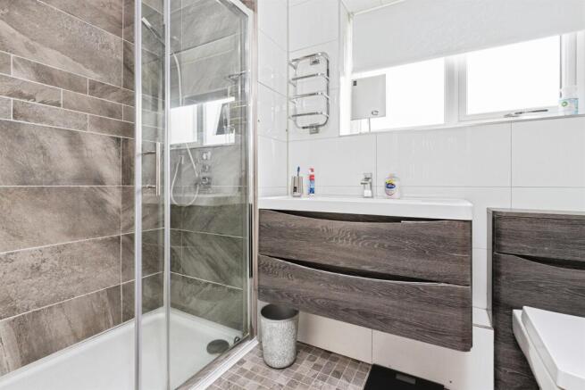 5 bed Detached for sale Image 11