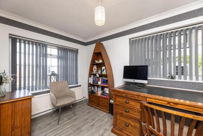 5 bed Detached for sale Image 12