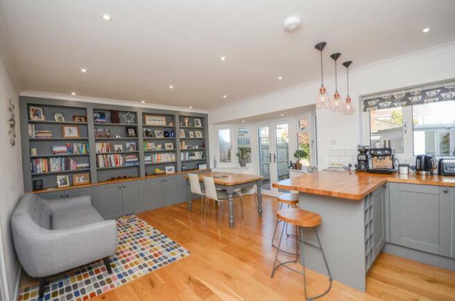 Dining area pic 3.jpg