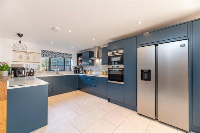 5 bed Detached for sale Image 7