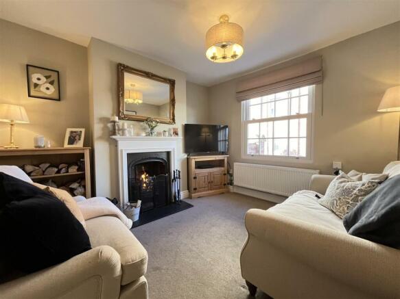 CHARMING FRONT LOUNGE