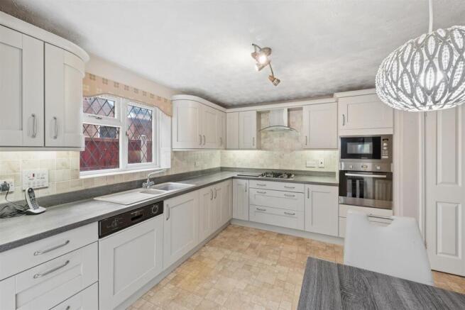 Pembroke Drive, Wellington, Telford photo 4