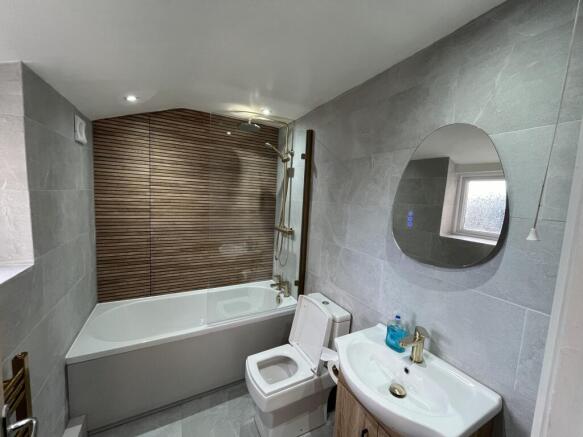 5 Victoria Terrace - Bathroom (1).jpg
