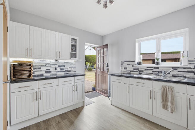 4 bed Detached for sale Image 6