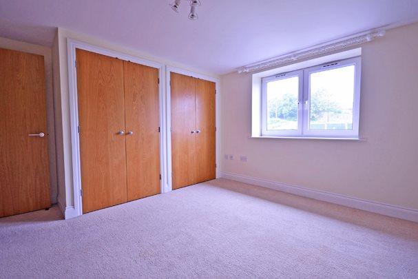 Bedroom 1 (2)